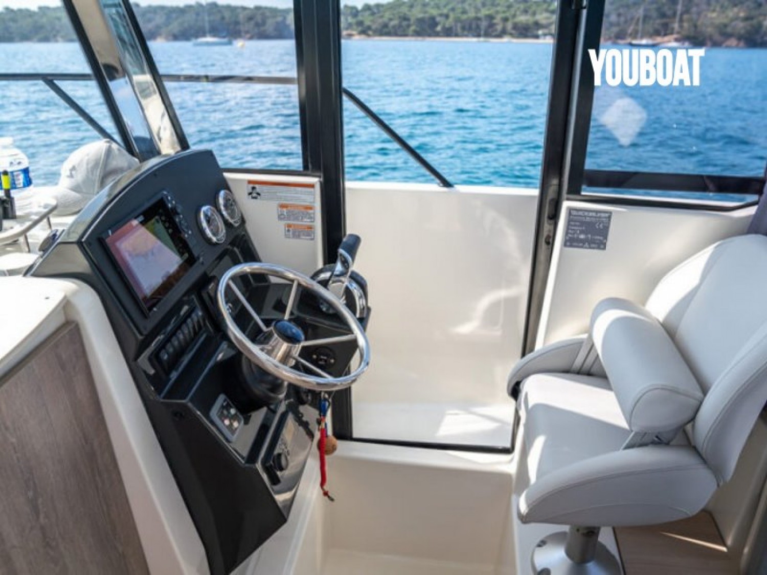 slider 5 Quicksilver Activ 705 Pilothouse